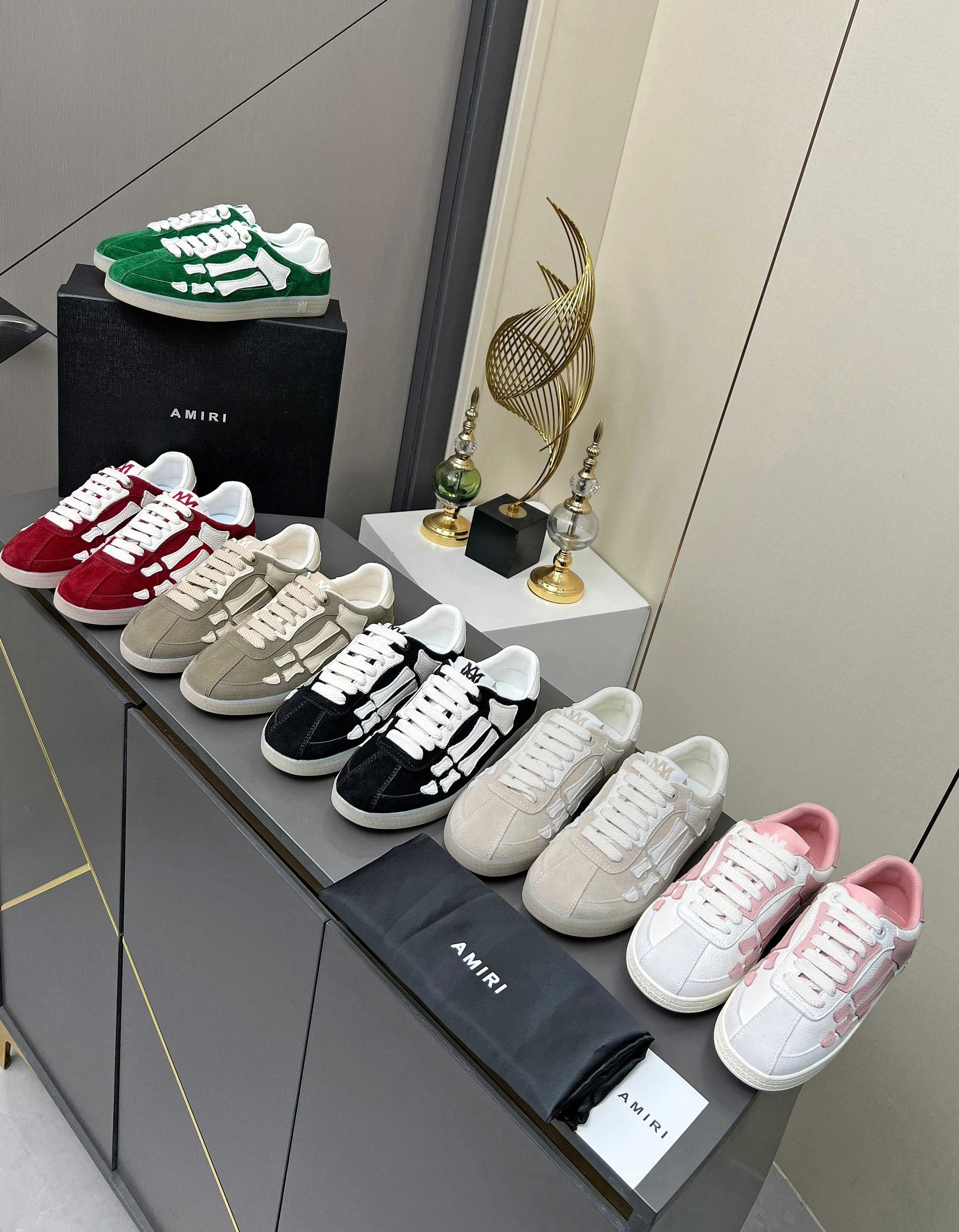 Men's Men's Shoes 💰580 Bone Shoes · AMIRI Skel-Top AMIRI 🔥 launches a new "ThePacific" series of low-top casual sports moral training shoes in the early spring of 2025. This iconic shoe covers men's and women's shoes, drawing inspiration from the brand's classic sports style and elegantly integrating West Coast style. "The Pacific" contrasting five-pointed star series is rooted in Amiri's unique California genes, showing the freedom and leisure atmosphere of the West Coast. This series launches two styles that incorporate the brand's iconic elements: the leather version is made of pure white leather with a same-color sole, and is embellished with star patterns on the side of the shoe, just like the bright starry sky of California. The black and ocean blue colors are shared by men and women, and there is also a red star model exclusive for men and a light pink star model exclusive for women. The suede model is decorated with the brand's classic bone pattern on the side of the shoe. The rubber sole and suede fabric complement each other. The color scheme covers black, chocolate and sand, and is suitable for both men and women. Made of imported cowhide and decorated with bone pieces on the sides of the upper, it is novel and unique and has a good three-dimensional effect! High-density breathable mesh lining + original molded TPU outsole 🙏 Recommended by celebrities, bloggers and internet celebrities, 🚵🏻 an indispensable item for shopping, partying and traveling. One of the most unmissable sneakers in 2025 ✦Color: 10 colors available ✦Size: Women’s size 35--40 ✦Size: Men’s size 39--45